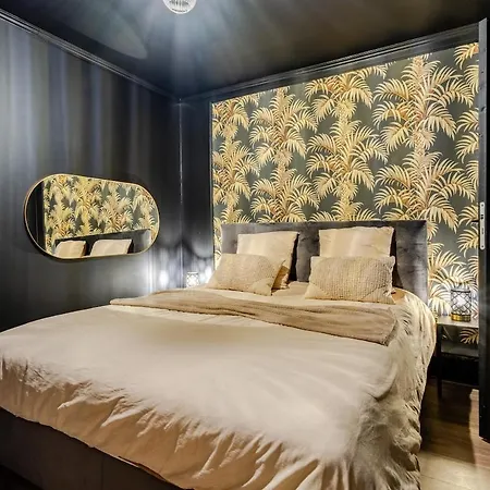 Secret Jacuzzi & Cinema *