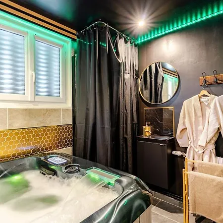 Secret Jacuzzi & Cinema *