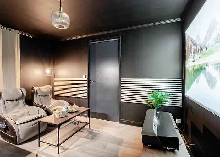 Secret Jacuzzi & Cinema *