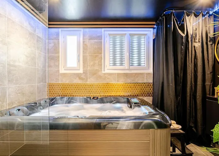 Secret Jacuzzi & Cinema *