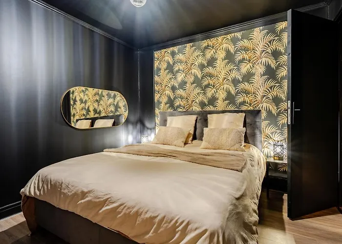 Secret Jacuzzi & Cinema *