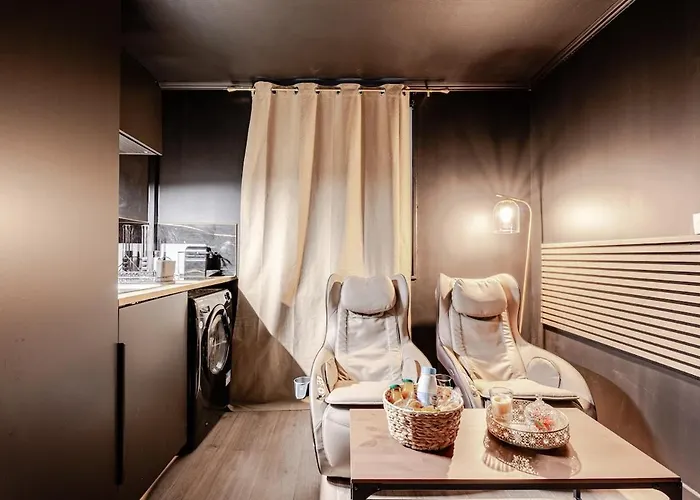 Secret Jacuzzi & Cinema *