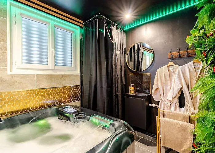 Secret Jacuzzi & Cinema *